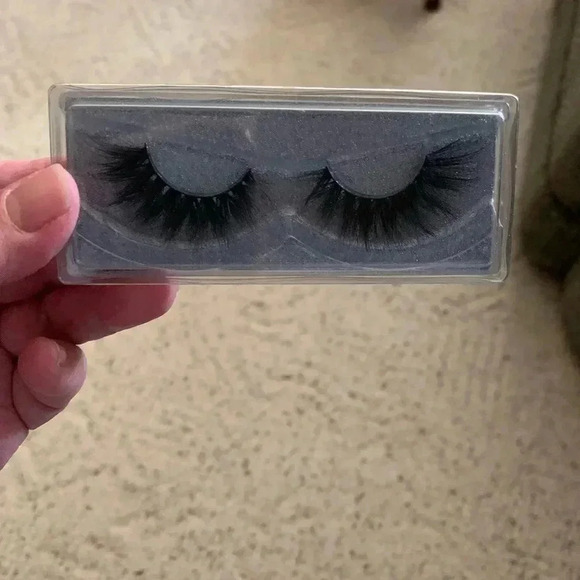 False Eyelashes - Picture 4 of 6